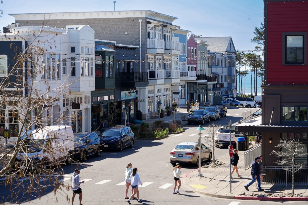 The Shasta Daisy Is A Short Walk Away From Town Center Shopping And Dining